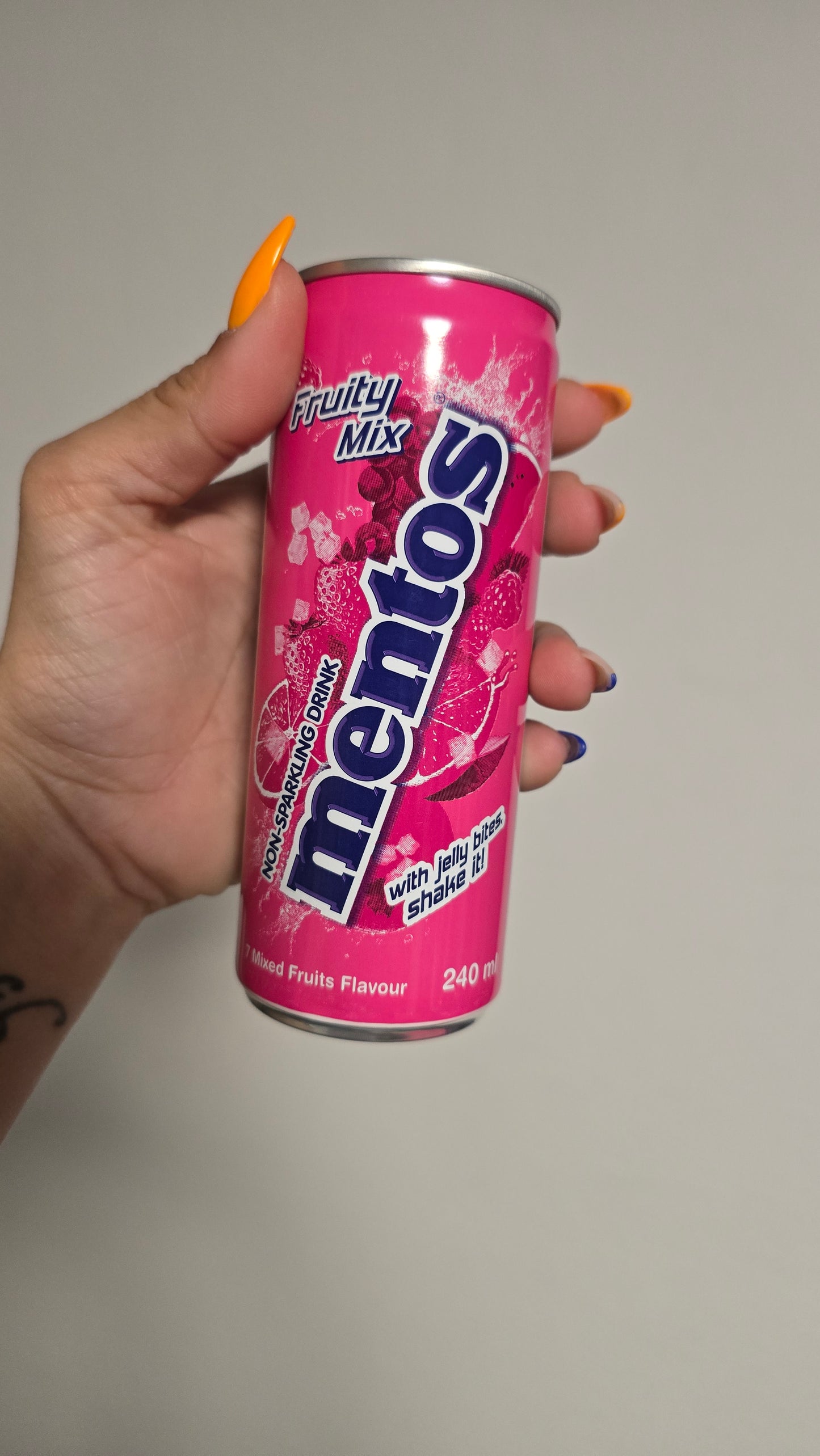 Mentos Fruity Mix, boisson gazeuse au goût de fruits avec morceaux de gelée de coco de 240ml