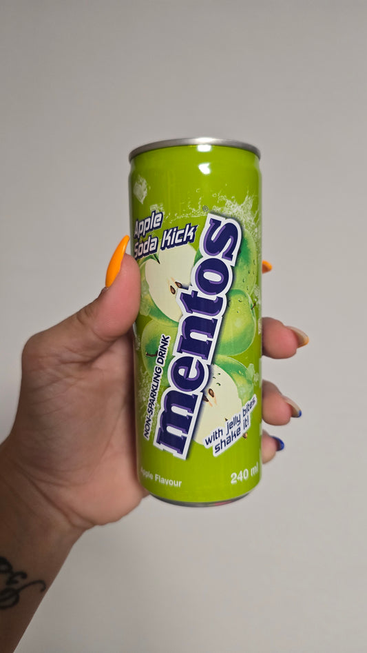 Mentos Apple Soda Kick, boisson gazeuse au goût de pomme avec morceaux de gelée de coco de 240ml
